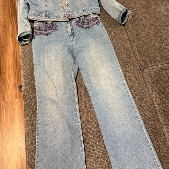 Embroidered Women's Boot Cut Jeans - Picture 6 of 7